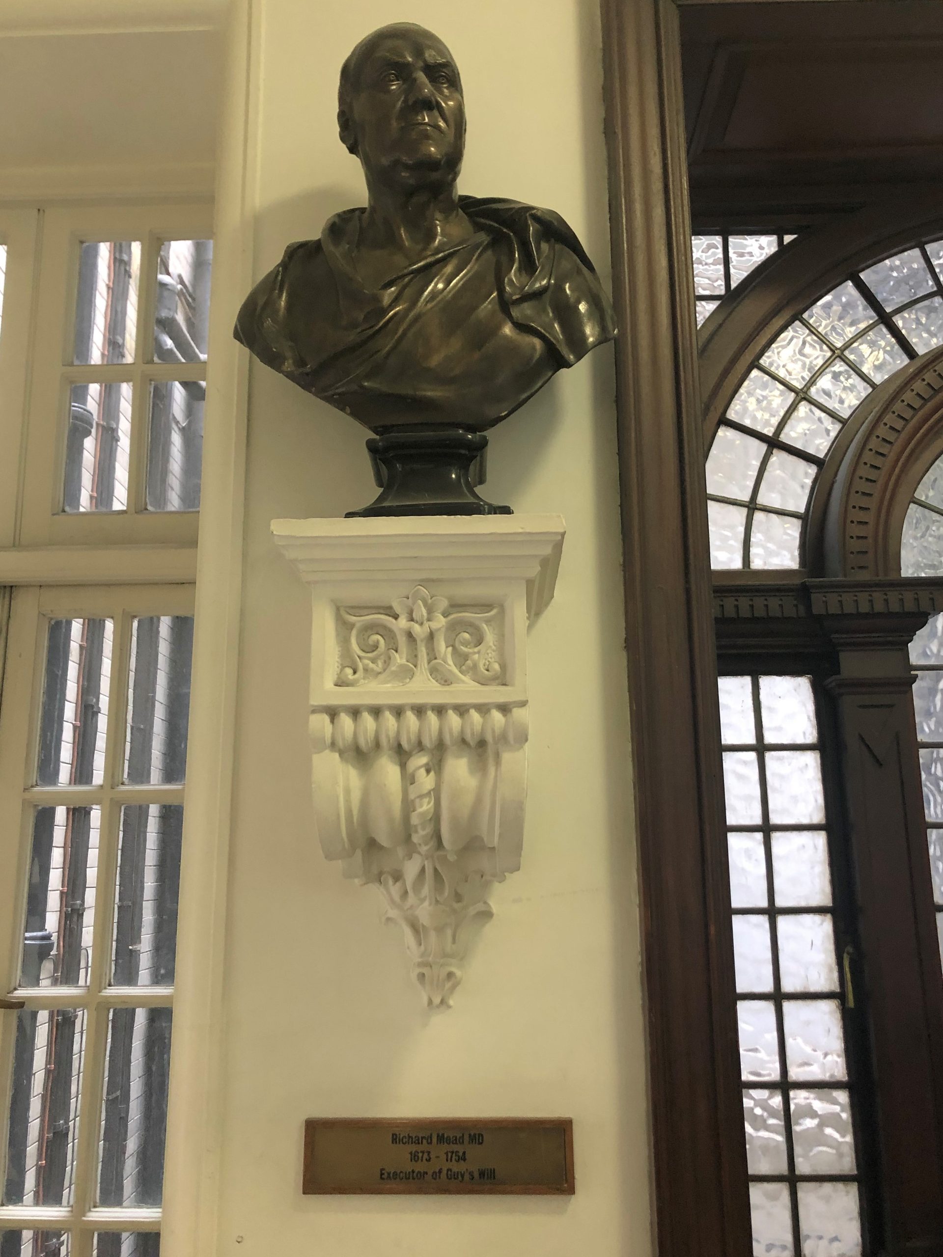 Richard Mead's monument, Guy's Hospital, London - 01.JPG